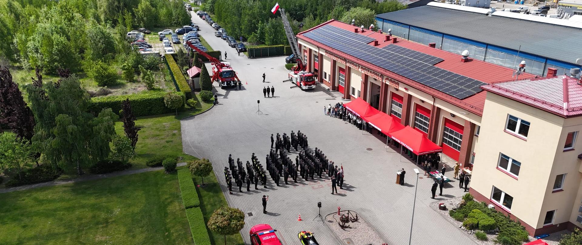 Widok z drona na plac podczas uroczystości.