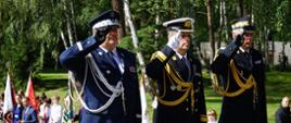 Przedstawiciele służb mundurowych Policji Straży Granicznej oraz Państwowej Straży Pożarnej oddają honory.