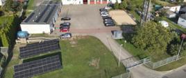 Fotografia przedstawia ujęcie budynku Komendy Powiatowej PSP w Strzelcach Krajeńskich z drona. Widoczna wybudowana instalacja fotowoltaiczna.