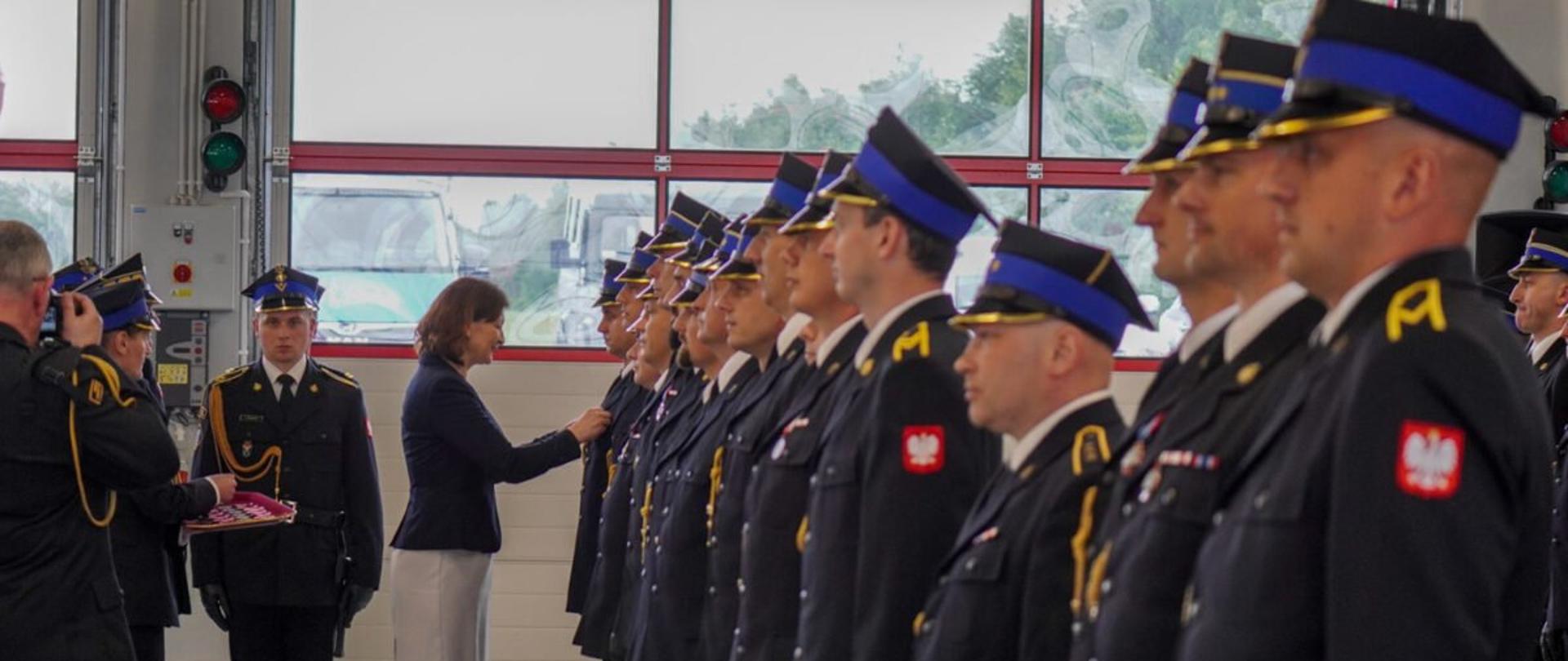 Wojewoda podkarpacki Ewa Leniart wręcza odznaczenia strażakom podczas Wojewódzkich Obchodów Dnia Strażaka w Rzeszowie
