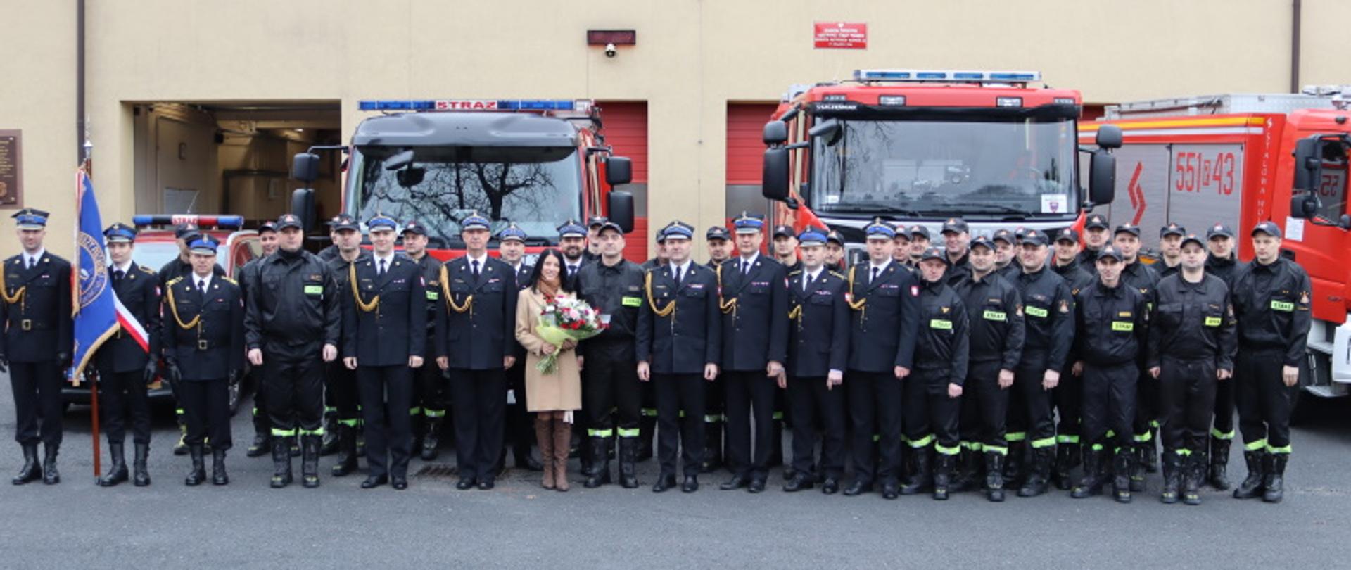 Pracownicy KP PSP Stalowa Wola wraz z przechodzacym na emeryturę asp. sztab. Marcinem Gdulą