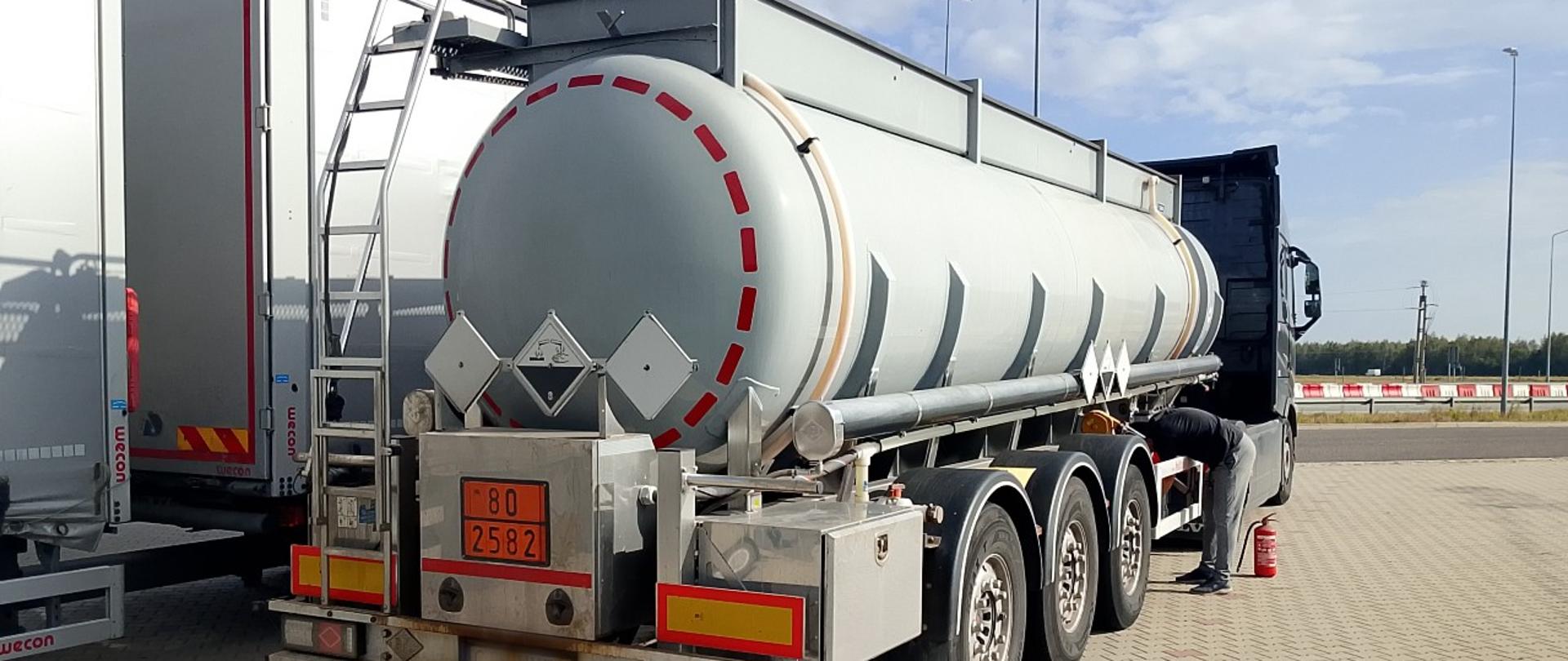 Kontrola pojazdu przewożącego materiały niebezpieczne na drodze ekspresowej S8 
