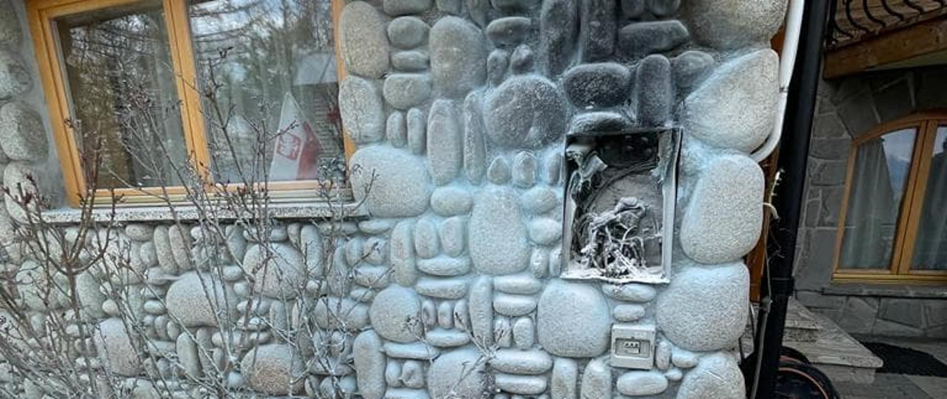 Pożar skrzynki elektrycznej na elewacji budynku usługowego