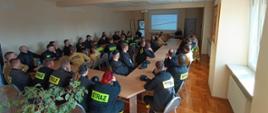 Na zdjęciu widoczni są uczestnicy szkolenia znajdujący się na sali konferencyjnej KP PSP w Oleśnie podczas wykładów części teoretycznej.