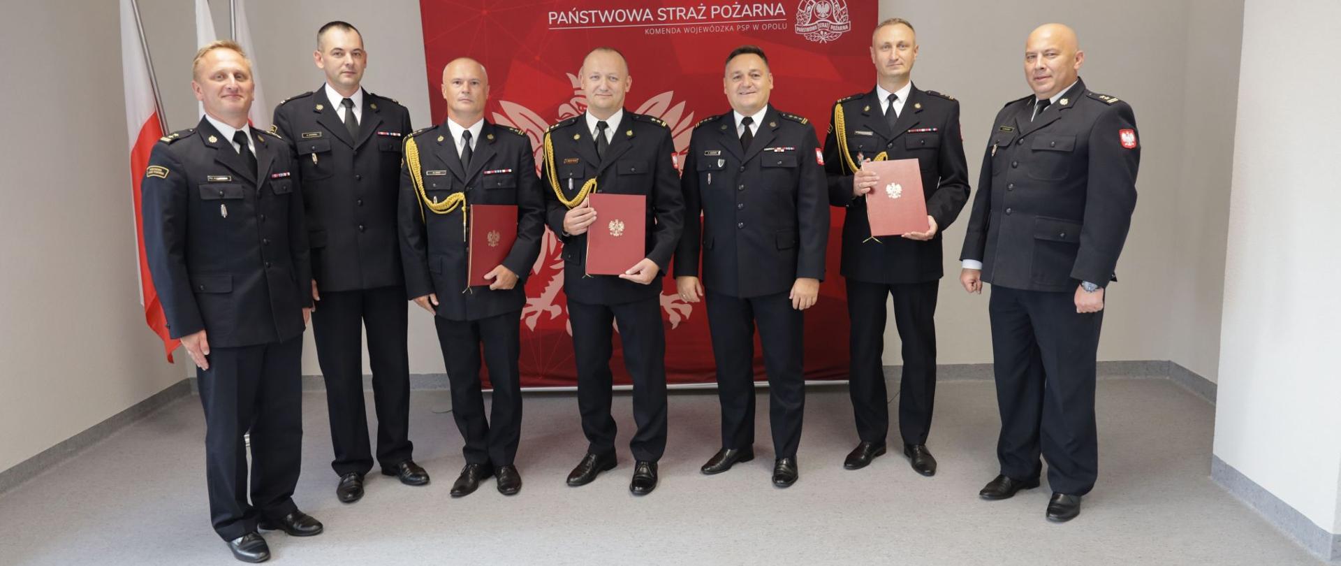 Na zdjęciu są komendanci w mundurach galowych