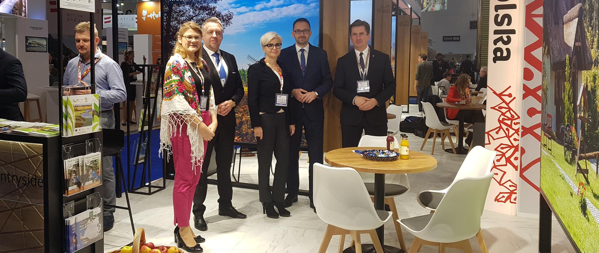 Wiceminister Rafał Romanowski na polskim stoisku narodowym podczas targów w Londynie