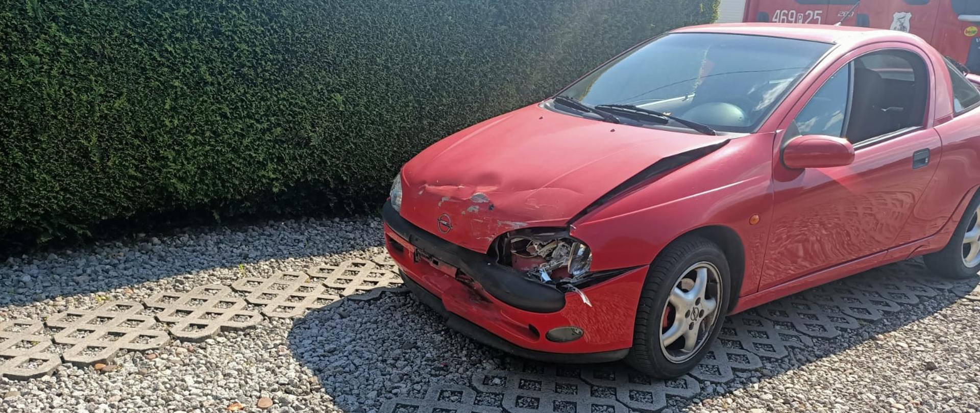 Widoczne miejsce zdarzenia oraz uszkodzone pojazdy.