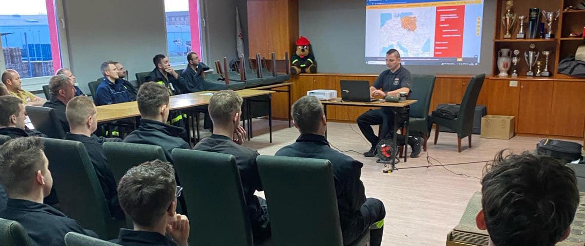 Na zdjęciu znajdują się strażacy podczas wykładu na sali wykładowej