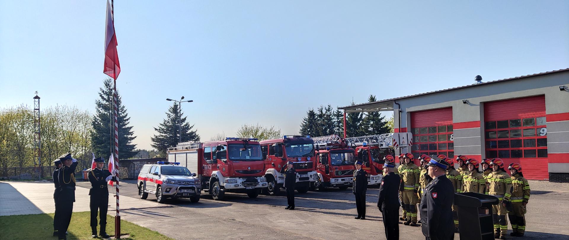 W trakcie podnoszenia flagi państwowej