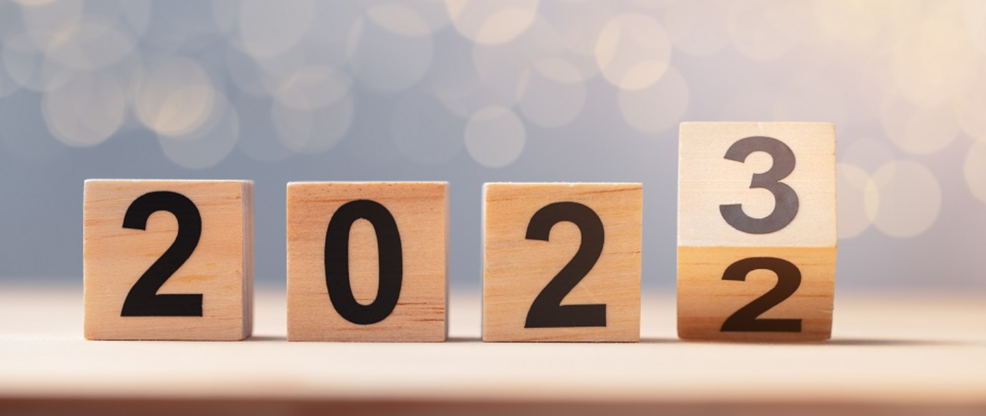 Na zdjęciu na jasnym tle drewniane klocki z cyframi 202. Ostatni klocek zmienia cyfrę z 2 na 3