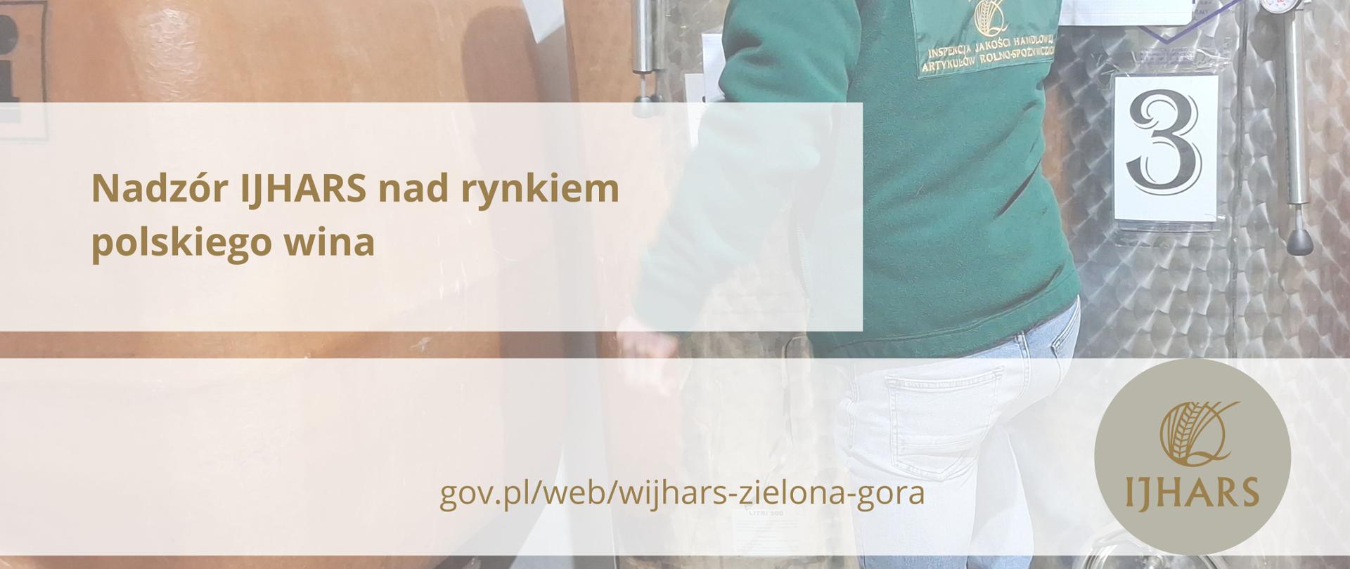 Zdjęcie przedstawia stojącego tyłem inspektora IJHARS oglądającego kadzie fermentacyjne w winiarni.