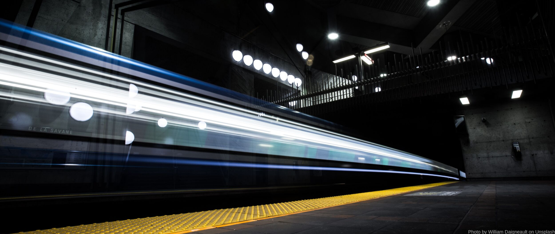 Pociąg wjeżdżający na peron