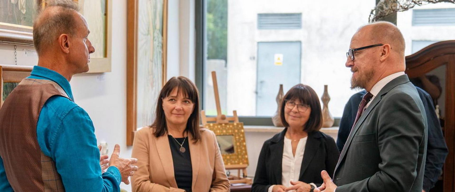 zdjęcia przedstawiają Ambasadora Republiki Łotewskiej oraz dyrekcję szkoły przed i w szkole oraz szkolnej galerii