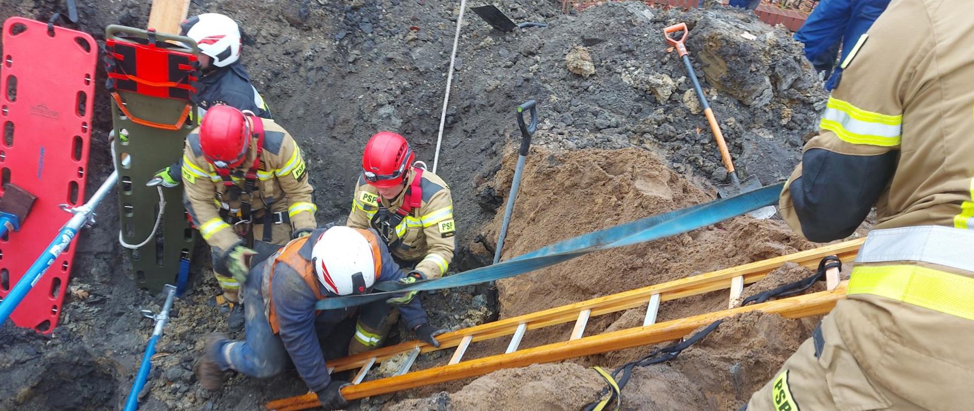 Strażacy w wykopie