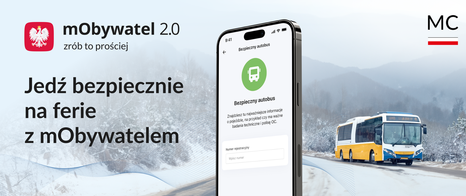 Autokar na ośnieżonej drodze w górach. Smartfon, na którym wyświetla się aplikacja mObywatel oraz usługa Bezpieczny autobus. Jedź bezpiecznie na ferie z mObywatelem. Loga: Ministerstwo Cyfryzacji, mObywatel 2.0 - zrób to prościej. 