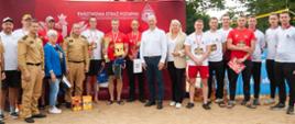 Zawodnicy odbierają pamiątkowe puchary i wyróżnienia w grze w piłkę siatkową