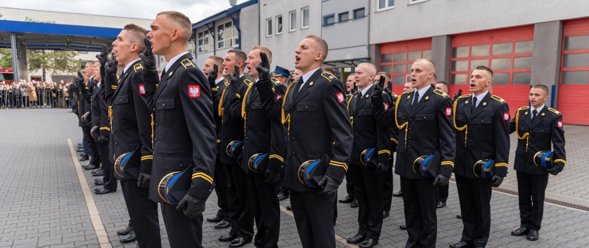 słuchacze podczas powtarzania roty śłubownia 