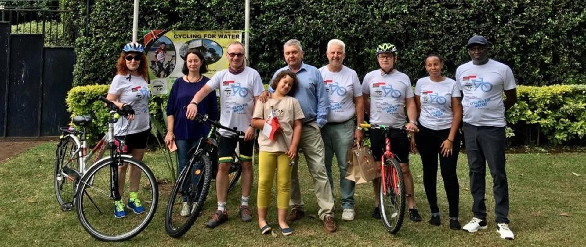 Uczestnicy akcji "Rowerem na równik" z Ambasadorem RP i Konsul RP w Nairobi