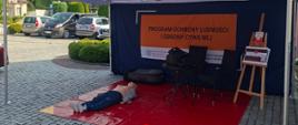 Na zdjęciu widać namiot Akademii OLiOC ze stanowiskami edukacyjnymi z zakresu poradnika bezpieczeństwa plecaka ewakuacyjnego i pierwszej pomocy. 