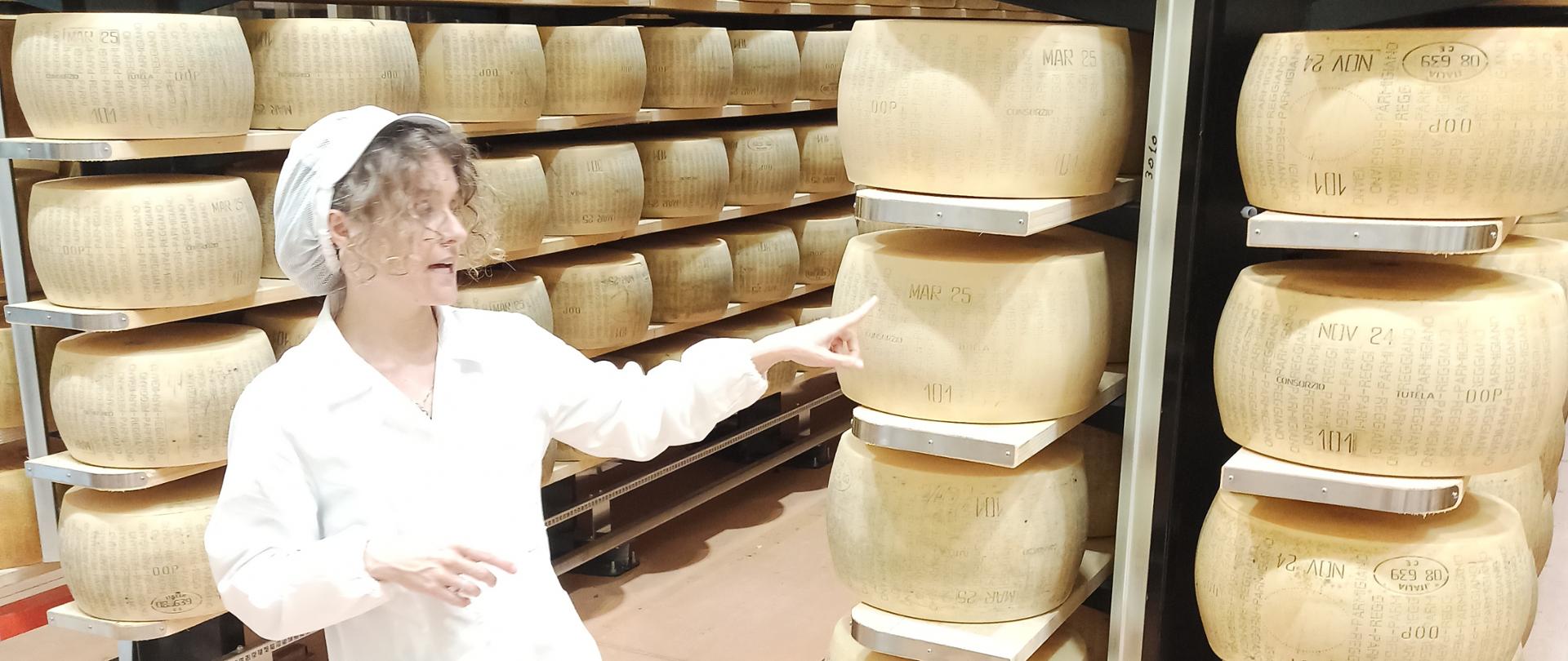 proces przemiany świeżego mleka w szlachetne kręgi Parmigiano Reggiano