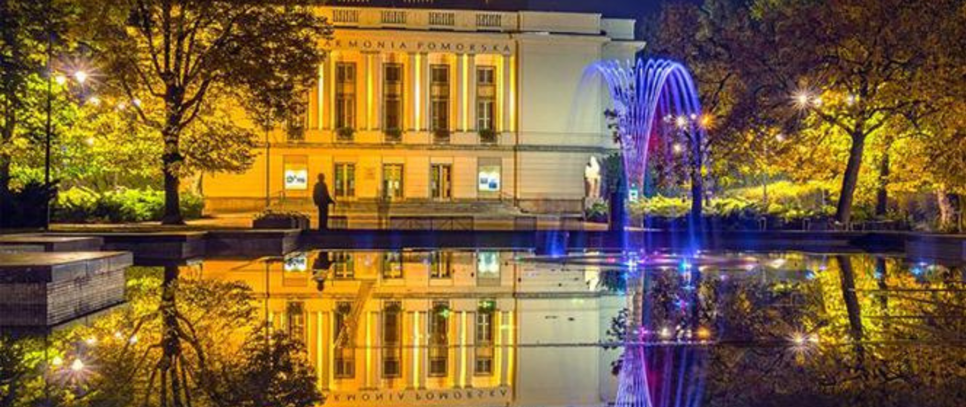 Zdjęcie Filharmonii Pomorskiej w Bydgoszczy z przodu budynku. 