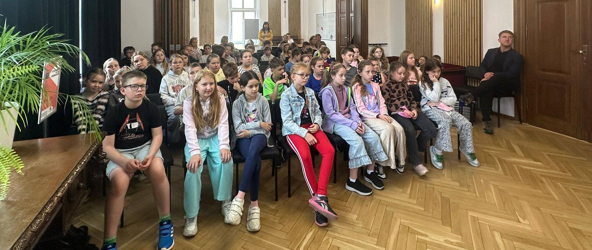 Galeria 19 zdjęć z audycji muzycznych dla dzieci zorganizowanych 6 maja 2026 roku w Państwowej Szkole Muzycznej I st. w Kłodzku. Fotografie przedstawiają młodych muzyków, prezentacje instrumentów oraz wspólną zabawę muzyką, zachęcając dzieci do zapisów do szkoły muzycznej.
