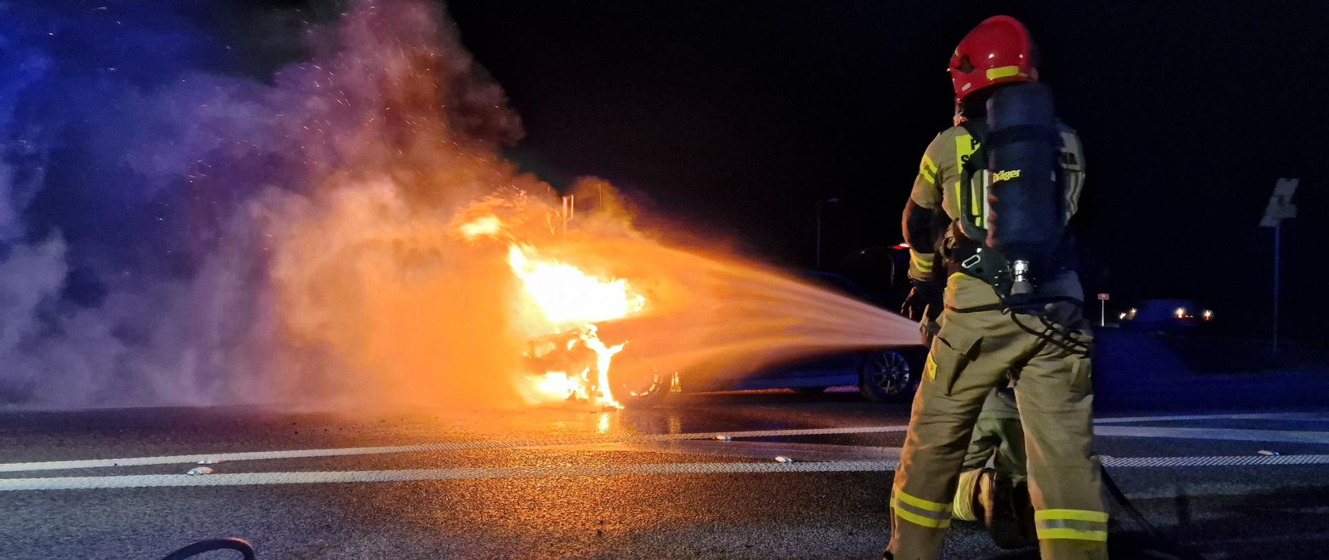 Strażacy gaszą palący się samochód osobowy