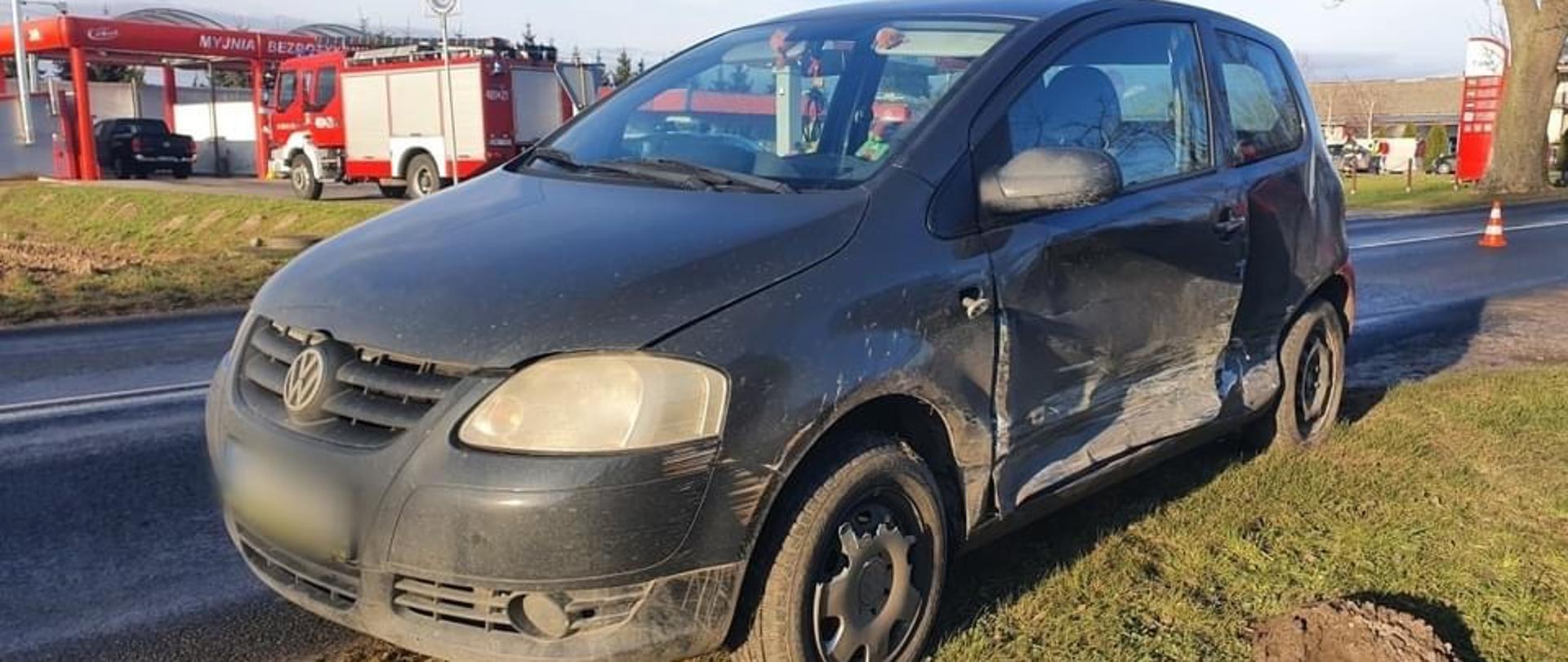 Kolizja 2 samochodów osobowych w Dąbrowie