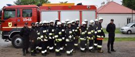 Absolwenci na placu przed pojazdem jednostki OSP Kałuszyn