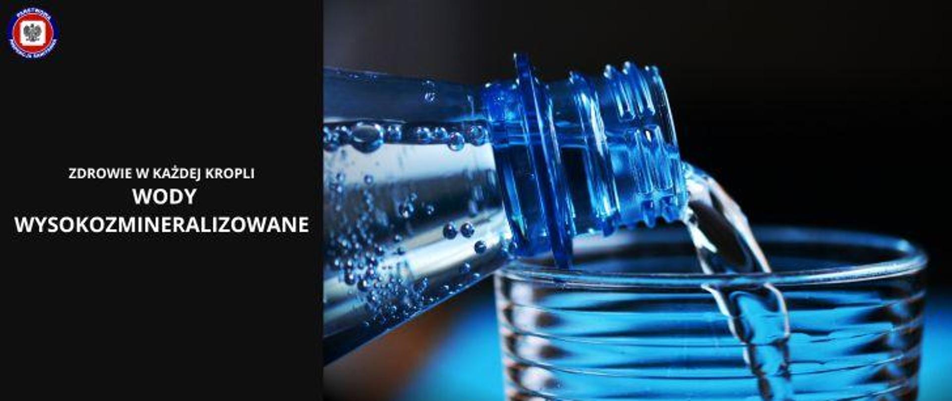Po lewej na ciemnym tle jasny napis Zdrowie w każdej kropli. Wody wysokozmineralizowane w lewym górnym rogu logo Państwowej Inspekcji Sanitarnej. Po prawej woda z niebieskiej butelki jest przelewana do szklanki stojącej na niebieskim tle.