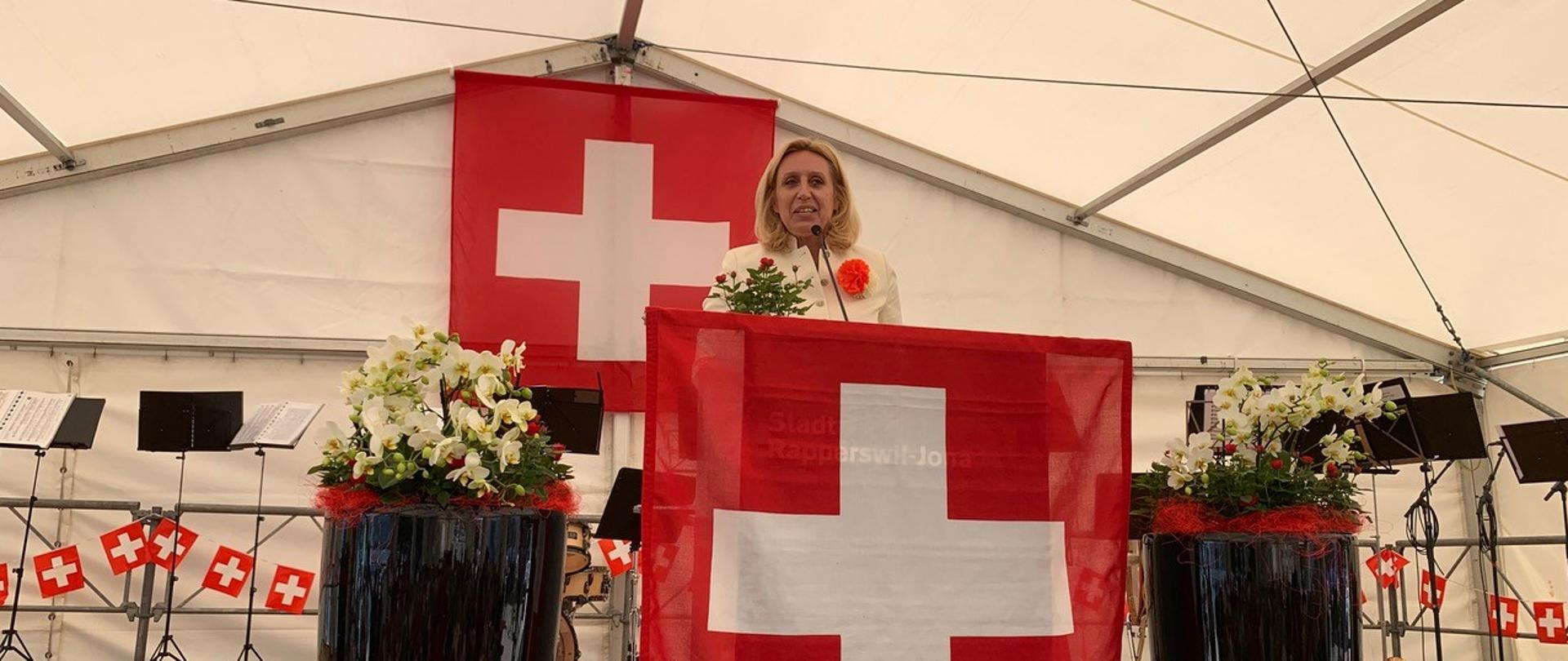 Ambasador Iwona Kozłowska przemawia podczas oficjalnych obchodów szwajcarskiego Święta Narodowego w Rapperswil-Jona (fot. Markus Arnitz/Linth24)