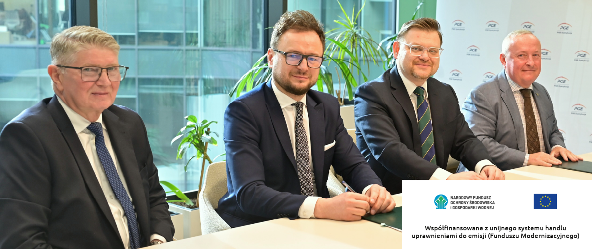Zdjęcie grupowe. Siedzący 4 panów. Współfinansowane z unijnego systemu handlu uprawnieniami do emisji (Funduszu Modernizacyjnego). Logotyp NFOŚiGW i flaga UE.