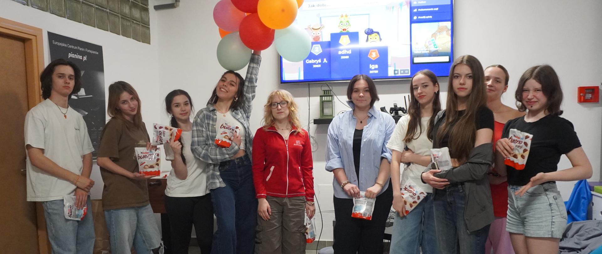 Pamiątkowe zdjęcie biorących udział w quizie