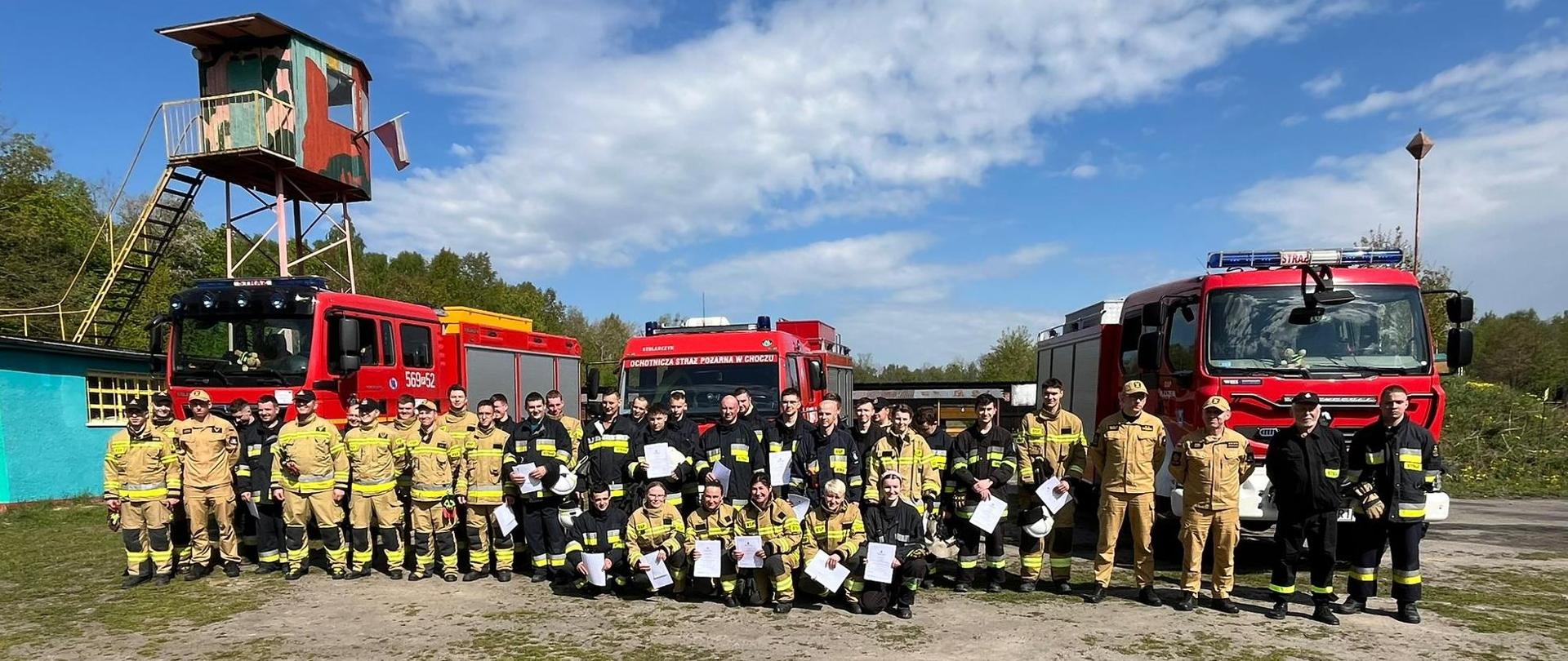Zdjęcie grupowe uczsetników szkolenia podstawowego strażaków OSP
