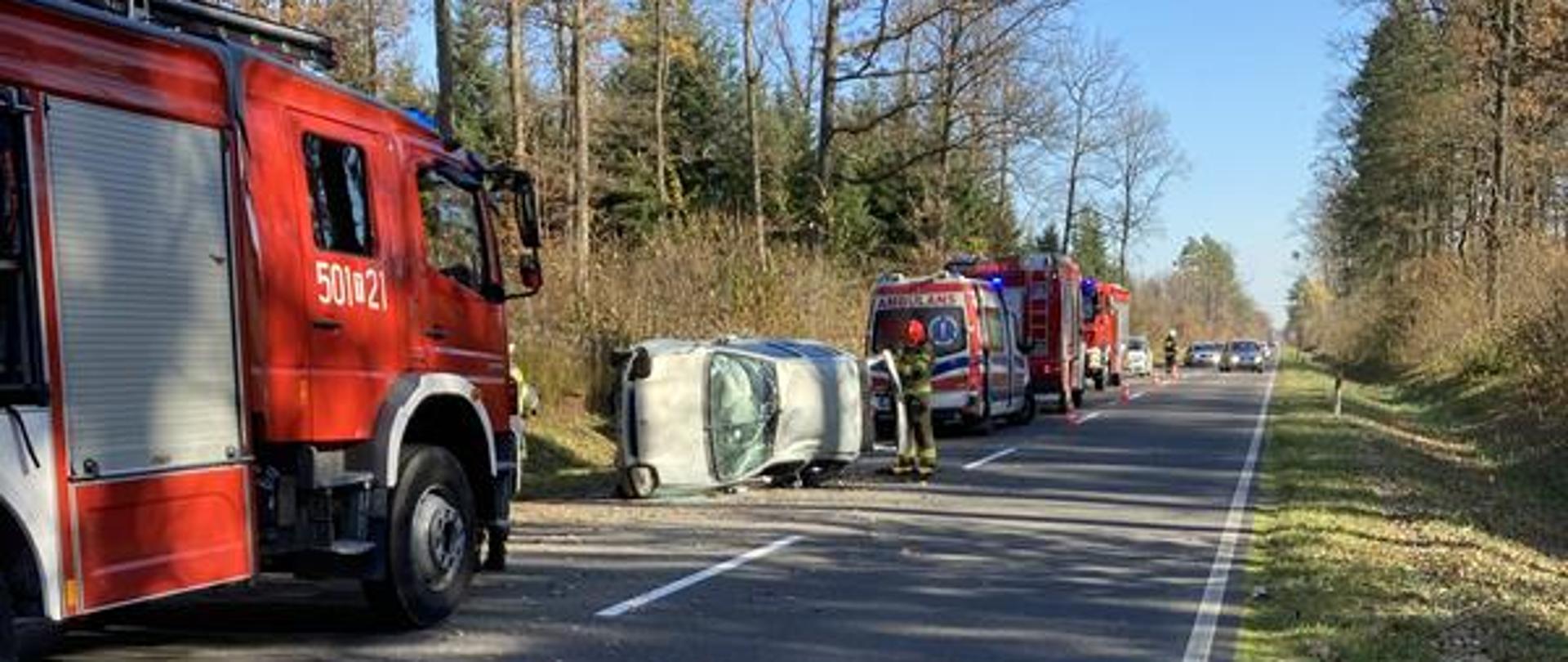 Działania ratownicze funkcjonariuszy podczas wypadku na drodze wojewódzkiej DW -765