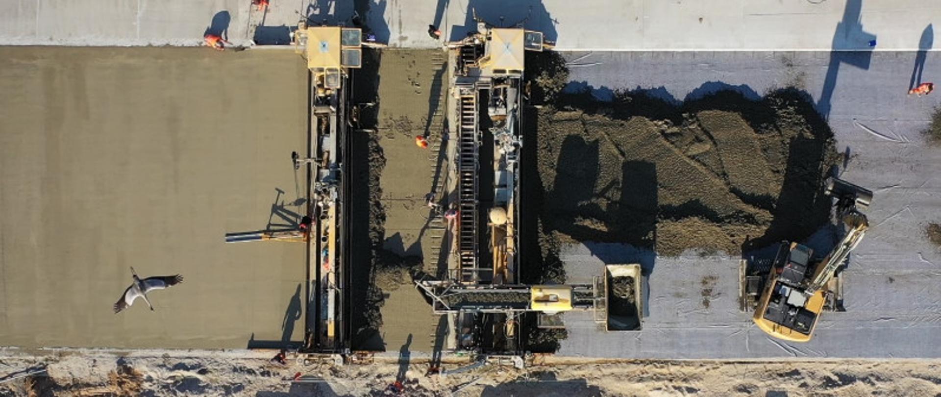 Droga ekspresowa S17 - odcinek Lubelska - Kołbiel - widok z lotu ptaka na układanie nawierzchni