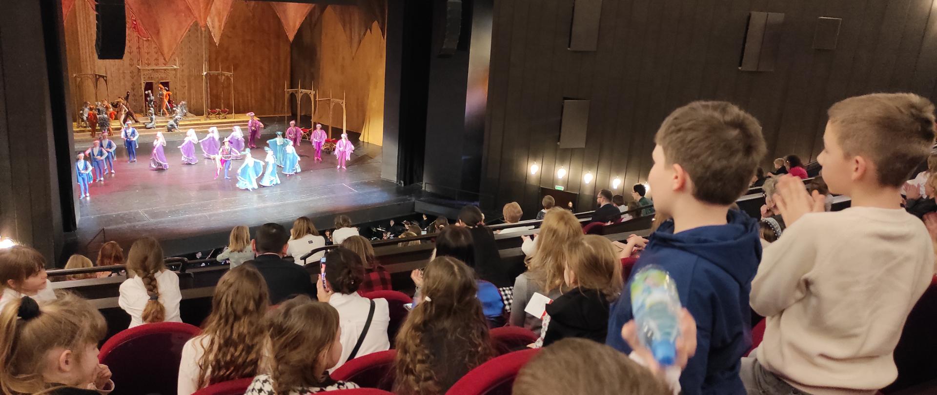 uczniowie oglądający balet