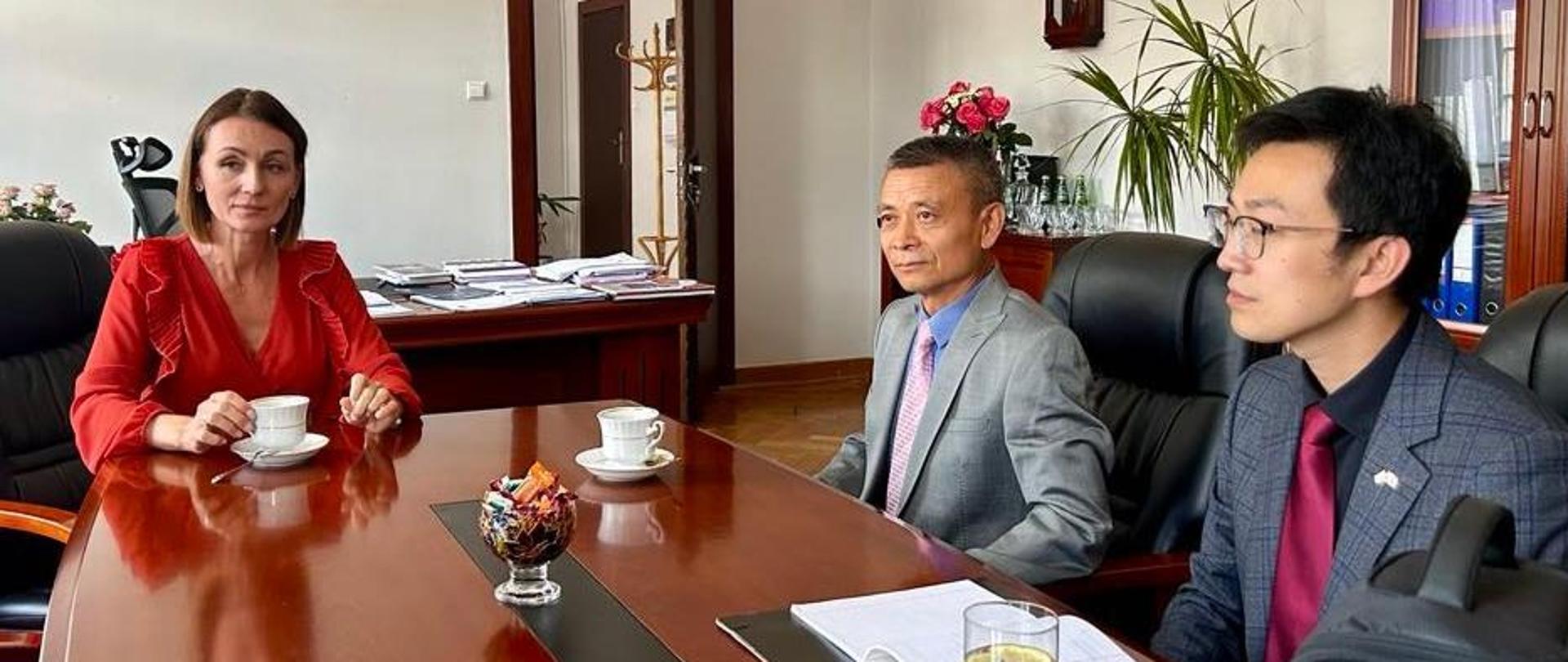 Na zdjęciu widnieje kobieta i dwóch mężczyzn 