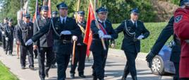 Przemarsz pododdziałów OSP na miejsce uroczystości w Dobrzycy