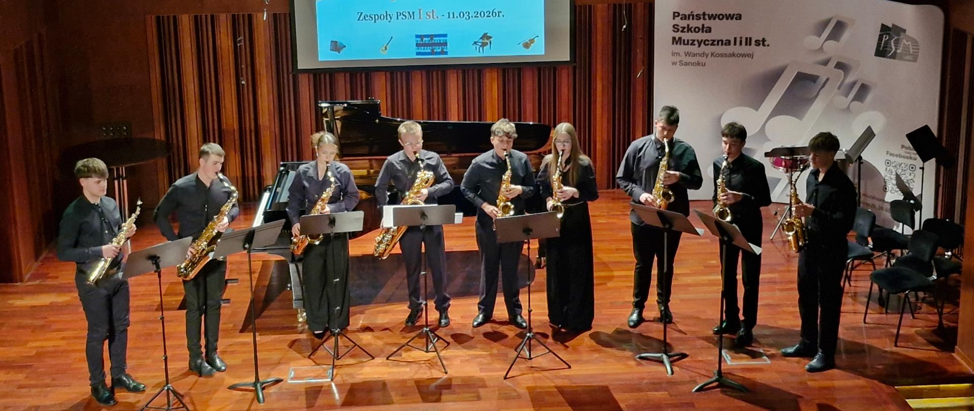 Zespół instrumentów dętych prowadzony przez Mieszka Szybkę. Scena PSM I i II st. w Sanoku