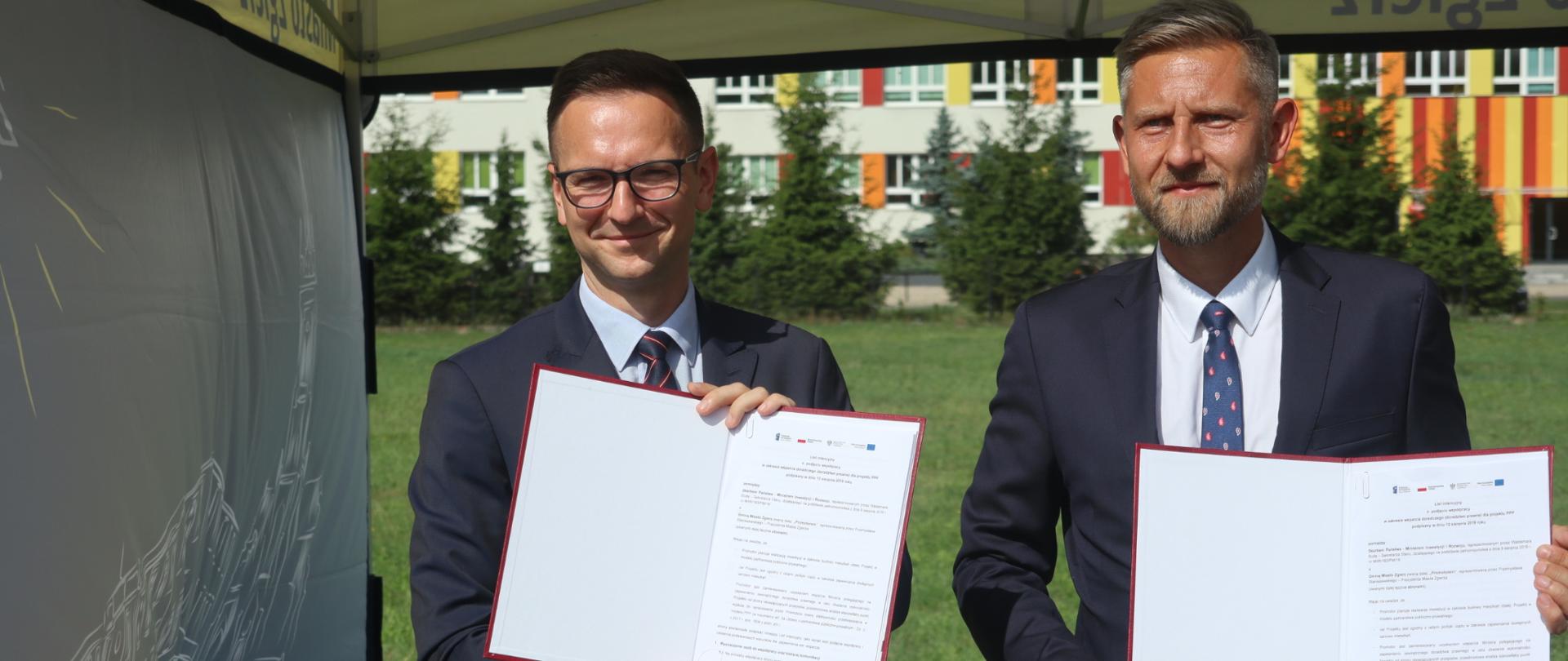 Waldemar Buda, wiceminister inwestycji i rozwoju oraz Przemysław Staniszewski, prezydent Zgierza po podpisaniu listu intencyjnego.