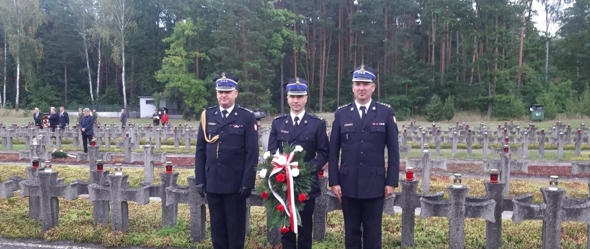 Komendanci składający kwiaty na grobach poległych i pomordowanych w Puszczy Kampinoskiej w trakcie II Wojny Światowej