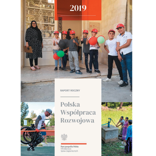 na okładce zbiór zdjęć z projektów - grupa dzieci przy wejściu do szkoły, osoba niepełnosprawna na wózku inwalidzkim, kobiety pompujące wodę ze studni