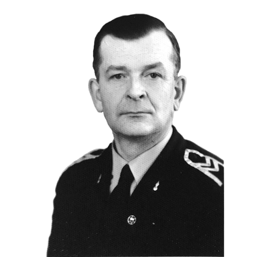 Starszy ogniomistrz pożarnictwa Tadeusz Stajszczyk w mundurze wyjściowym bez nakrycia głowy. Zdjęcie w odcieniach szarości.