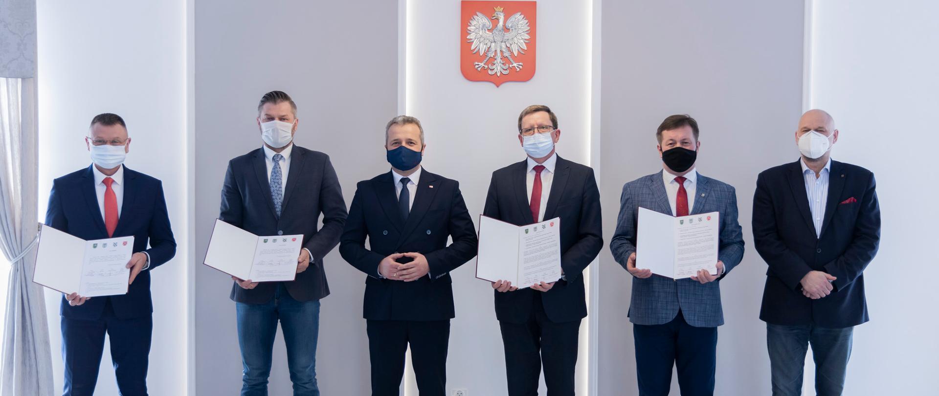 Włodarze prezentują podpisane porozumienie