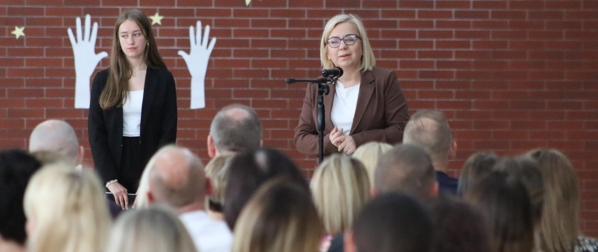 Ministra Paulina Hennig-Kloska na zakończeniu roku szkolnego w Witkowie w Wlkp. przemawia i informuje o uruchomieniu programu "Termomodernizacja szkół - inwestycja w klimat i przyszłość". 