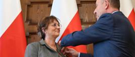 Wicewojewoda łódzki Karol Młynarczyk wręcza Medal za Długoletnią Służbę 