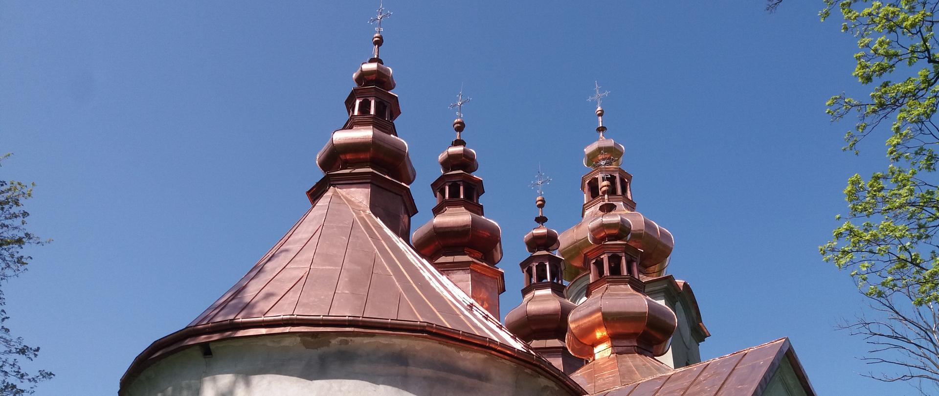 Prace dachowe po wielu trudach zostały wykonane w całości. Widok na nowy miedziany dach z licznymi wieżyczkami o cebulowym kształcie