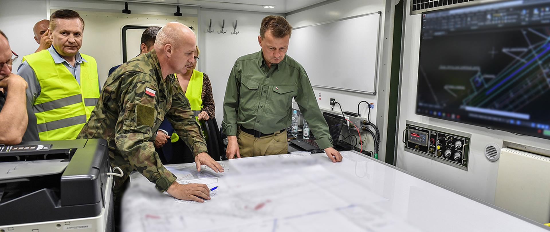 Minister M.Błaszczak na odprawie o postępach budowy mostu pontonowego