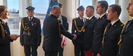 Na zdjęciu uroczysta zbiórka z okazji Narodowego Święta Niepodległości w Komendzie Powiatowej PSP w Rypinie - awansowani